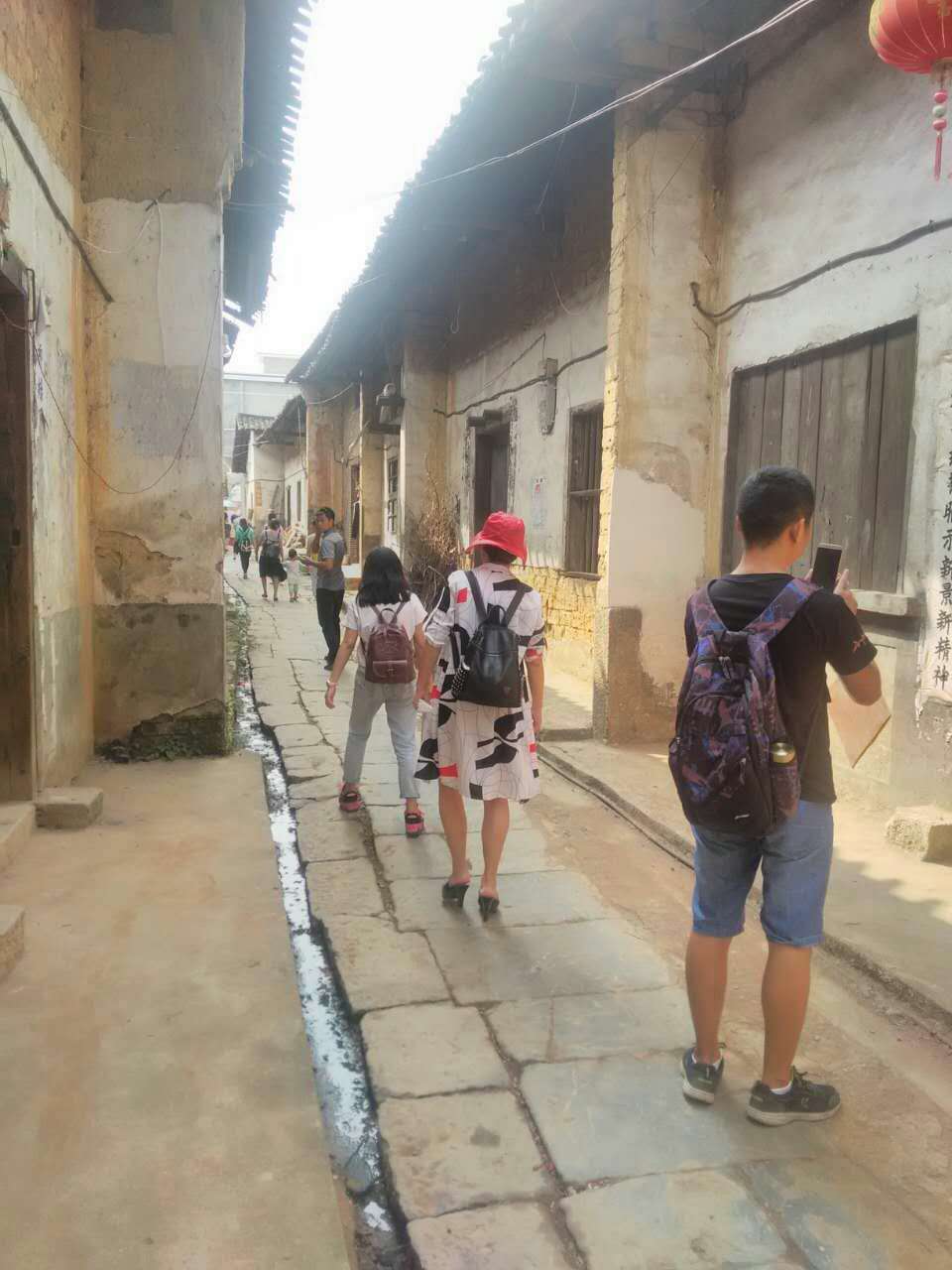 學(xué)生們認(rèn)真考察壺天古街建筑群