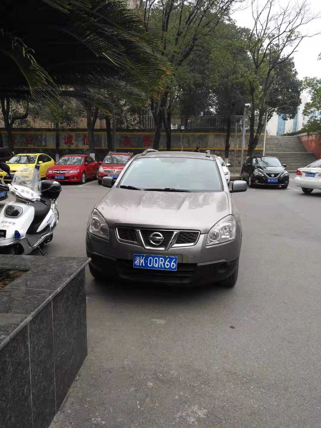 辦公樓前隨意停車(chē)