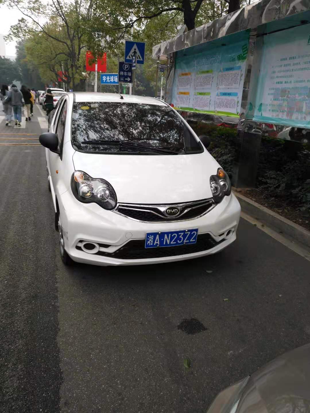 食堂前隨意停車(chē)