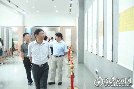湖南人文科技學(xué)院黨委書記郭軍觀看展覽