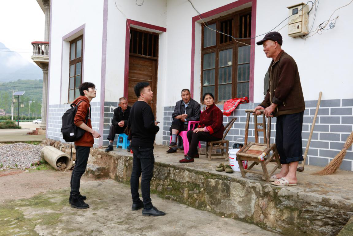 環(huán)境設(shè)計(jì)專業(yè)龍選君老師帶領(lǐng)學(xué)生在農(nóng)戶家中調(diào)查