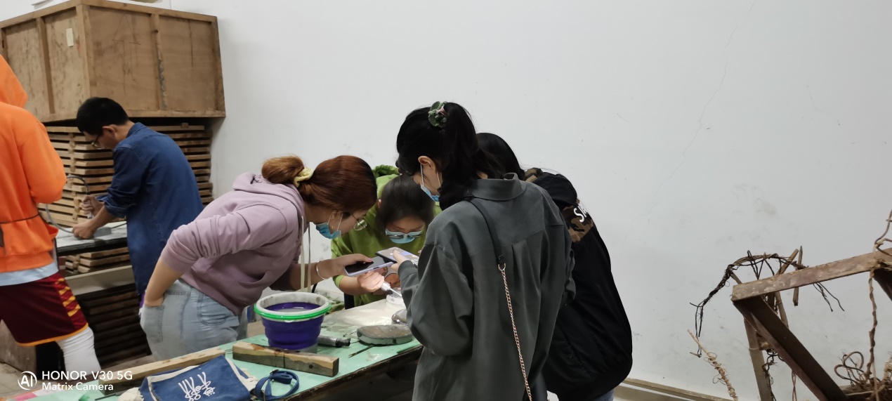 學(xué)生學(xué)習(xí)使用吊磨機(jī)對硯池深加工和拋光處理