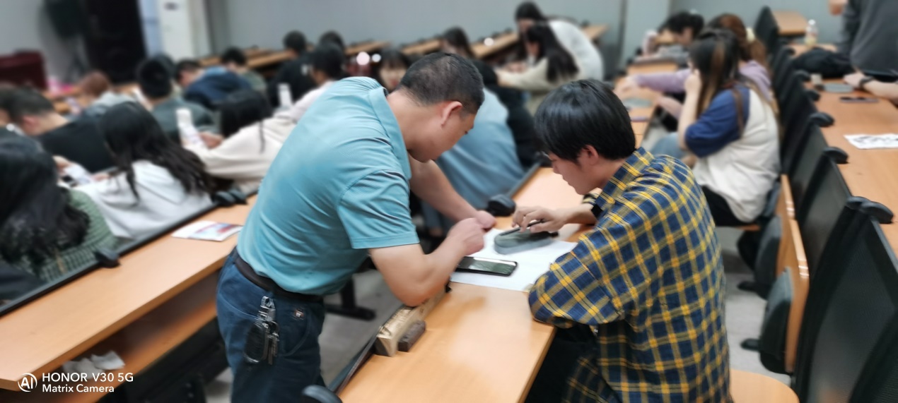 胡老師指導(dǎo)硯池雕刻