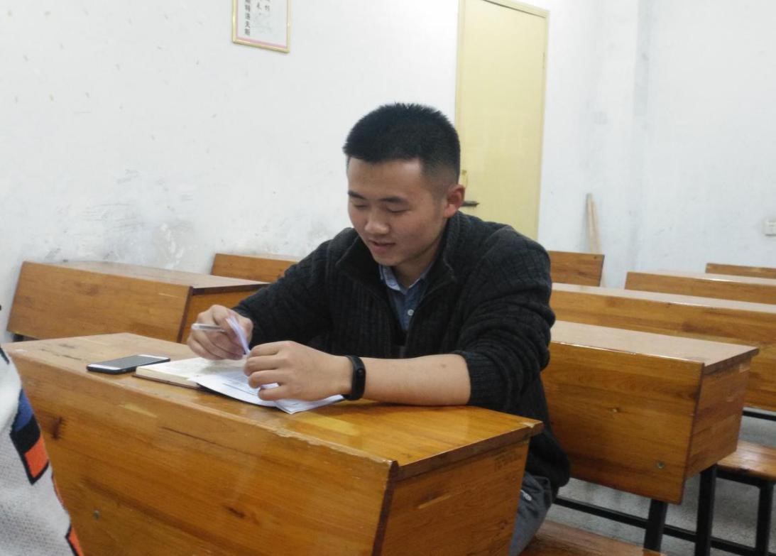 黨員同志進(jìn)行學(xué)習(xí)成果分享