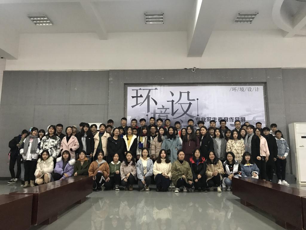 組織18級學生觀看寫生考察匯報展