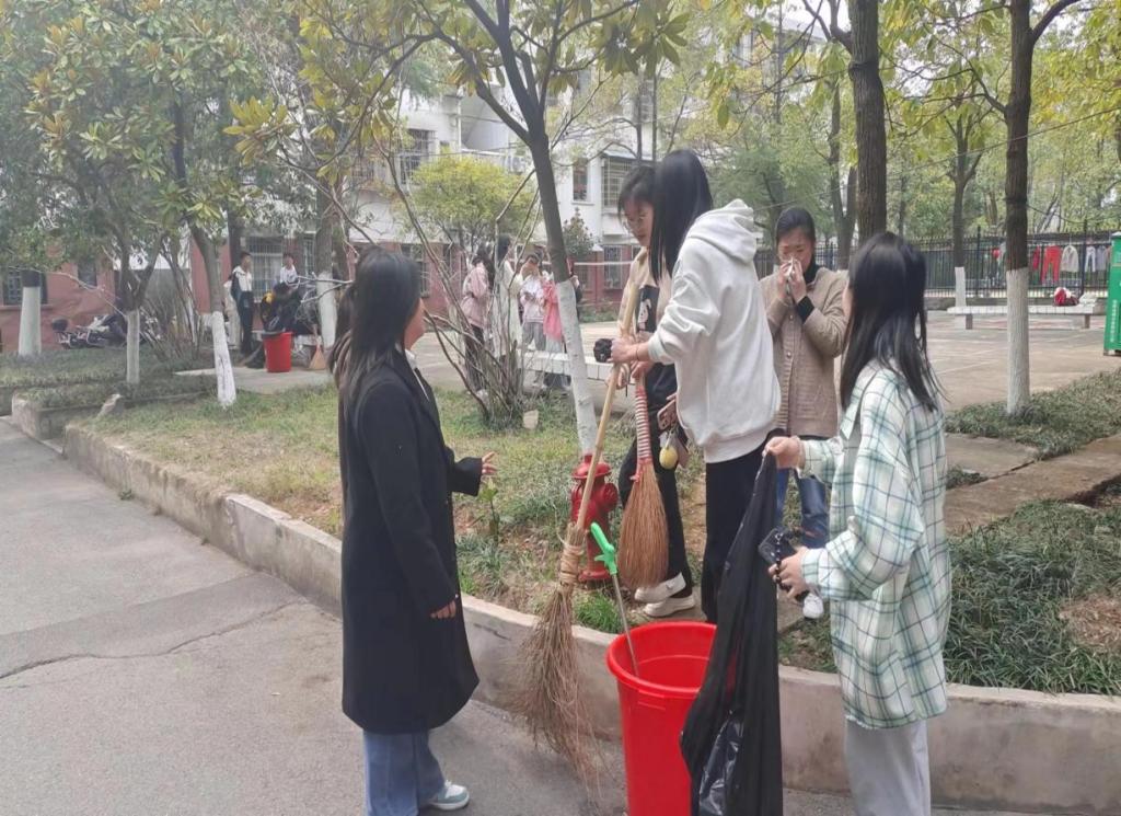 同學(xué)們把落葉裝入垃圾袋