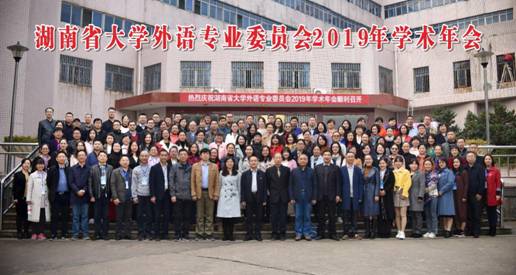 圖片包含 建筑物, 人員, 戶外, 地面描述已自動生成