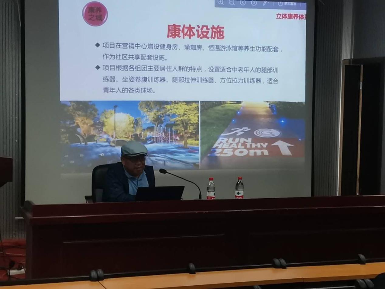 安勇在給師生做康體設(shè)施案例現(xiàn)場講學(xué)