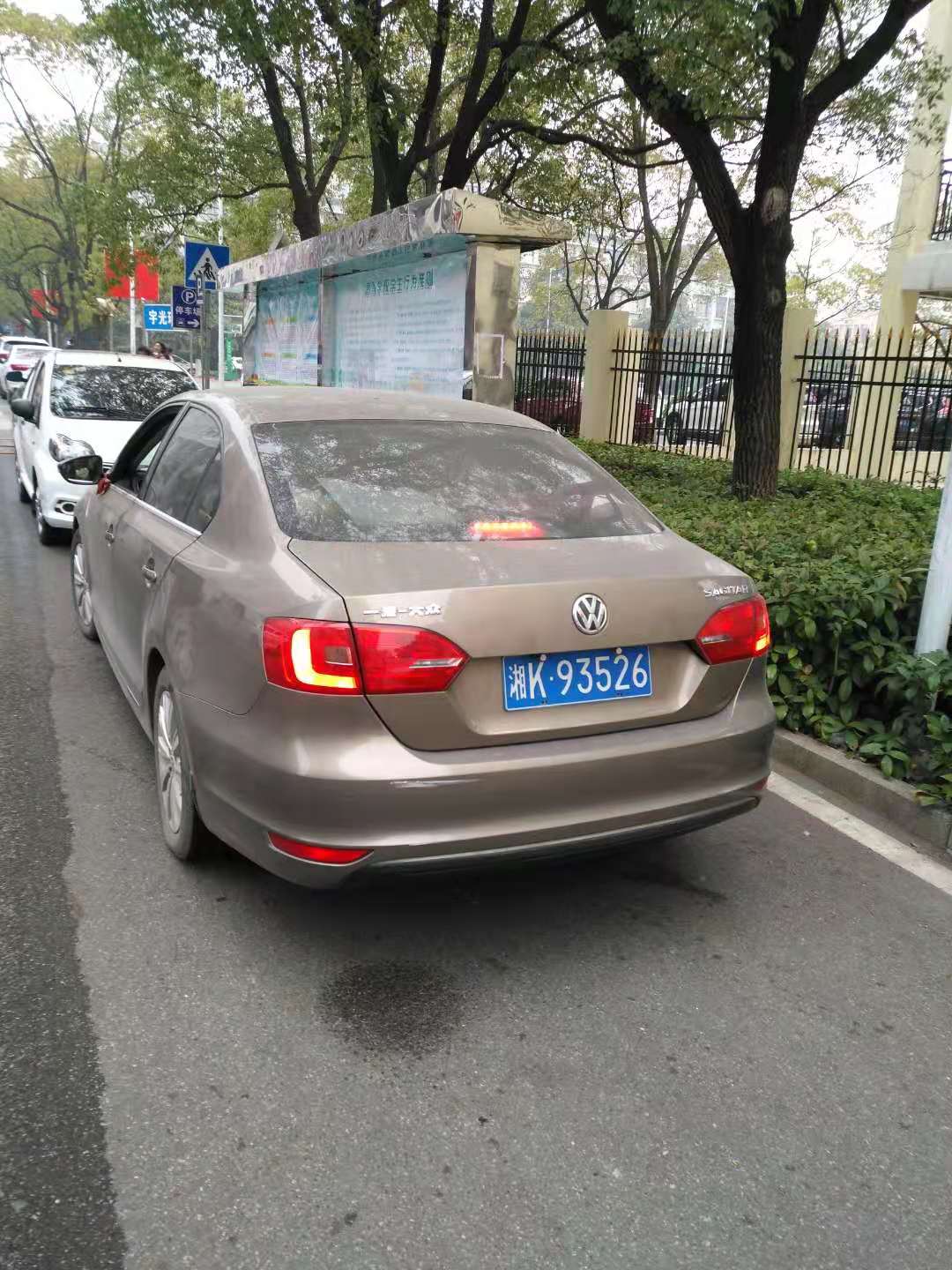 食堂前隨意停車(chē)