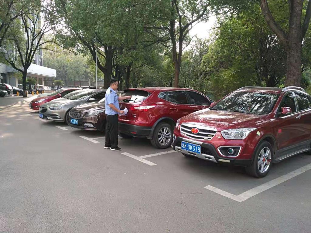 違規(guī)停車、發(fā)放規(guī)范停車提示單