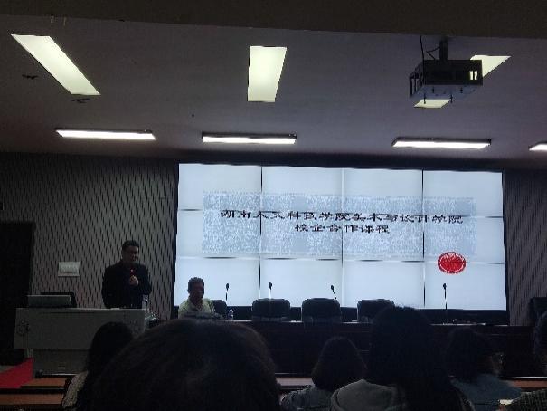 圖三:李喜群老師與學(xué)生互動