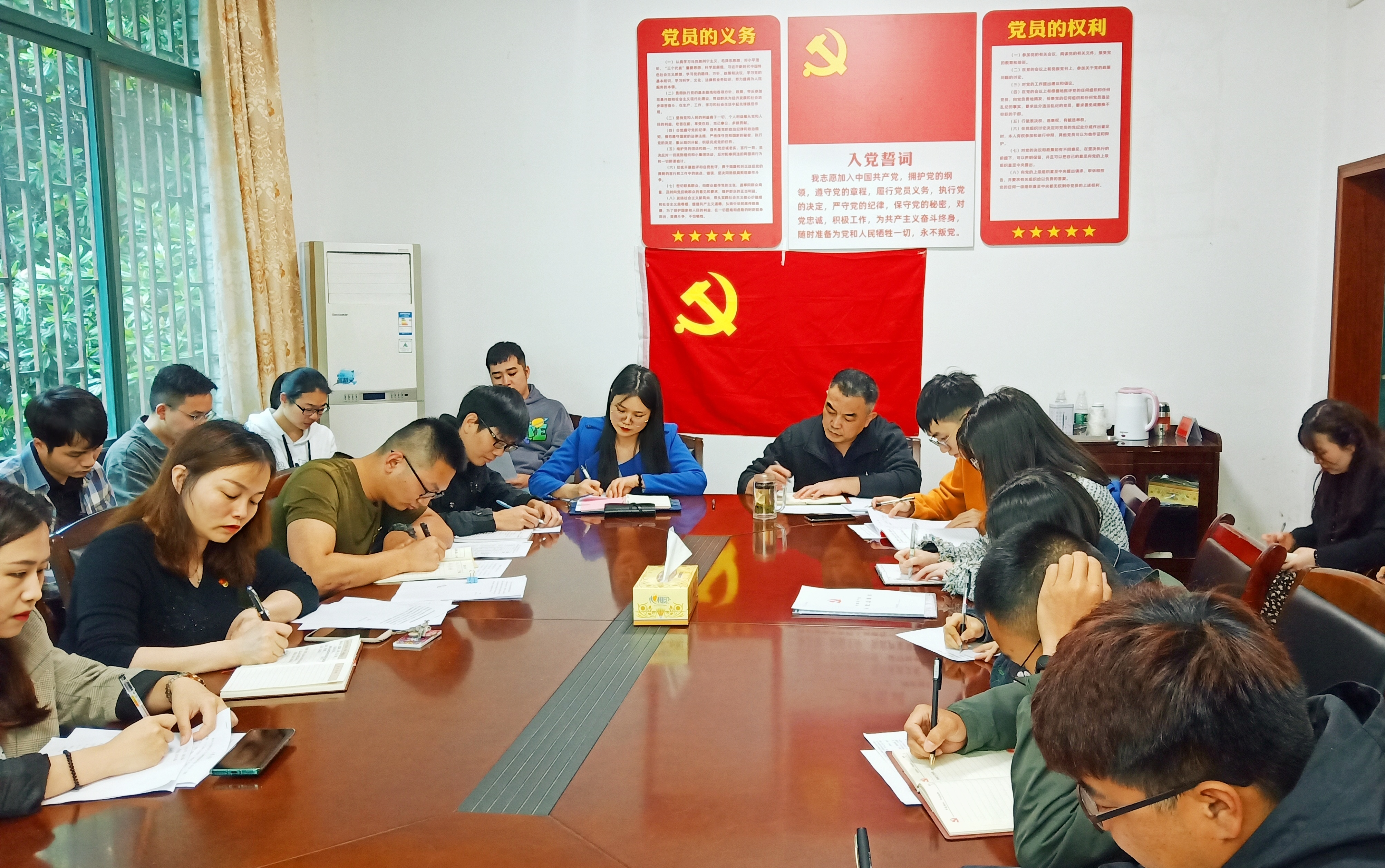 圖二 全體黨員同志認(rèn)真記錄黨史學(xué)習(xí)內(nèi)容