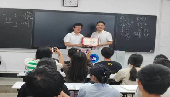 說明:一群人正在聽演講描述已自動生成
