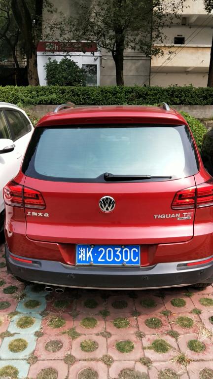 方向不對(duì)且壓線停車