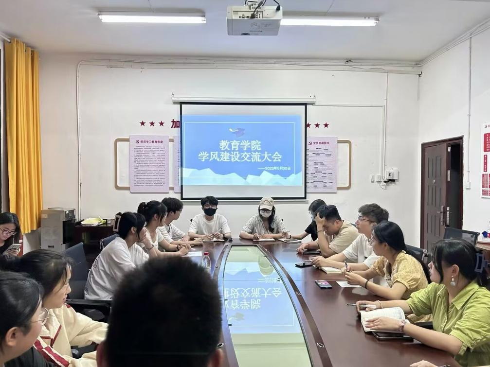 班委們傾聽(tīng)老師建議