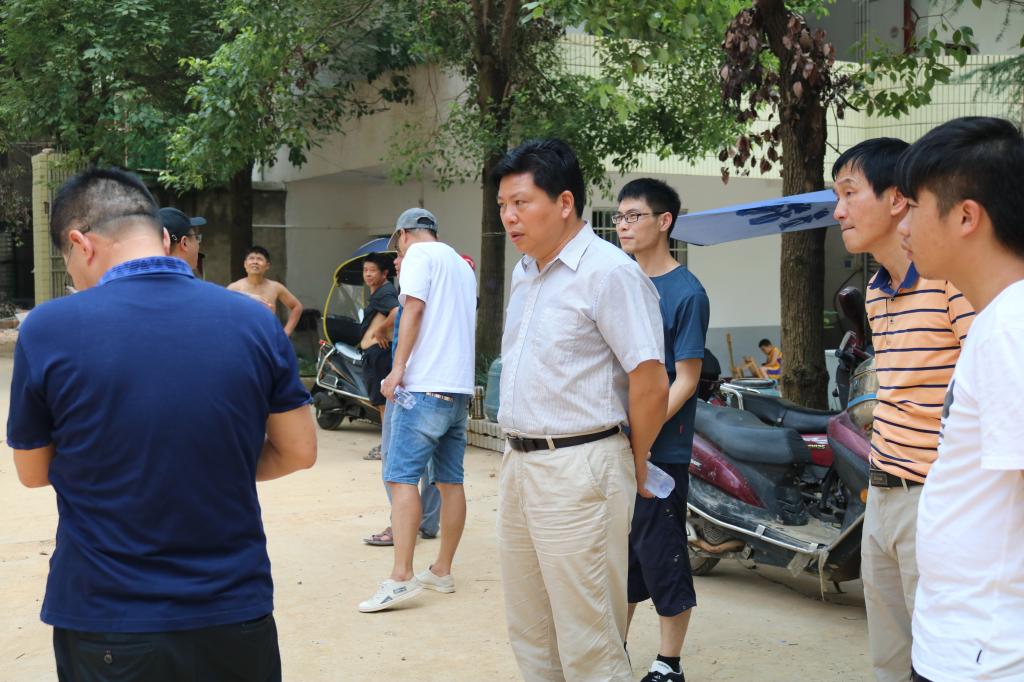 劉和云校長(zhǎng)在13棟宿舍樓改造現(xiàn)場(chǎng)考察