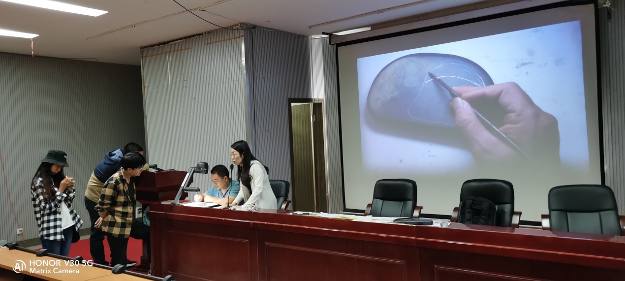胡中綱老師和舒老師配合傳授硯池雕刻刀法