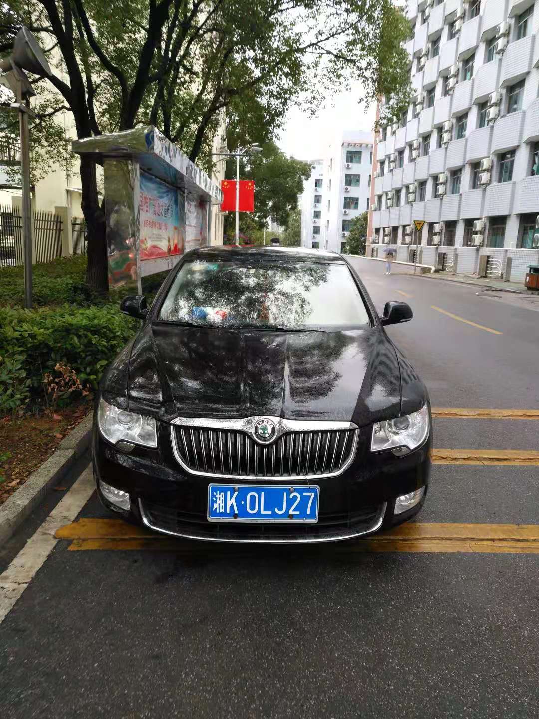 食堂前隨意停車