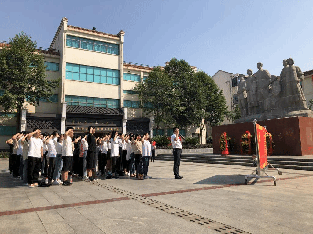 全體黨員重溫入黨誓詞