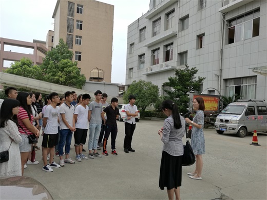 電視臺(tái)老師向?qū)W生們介紹單位情況