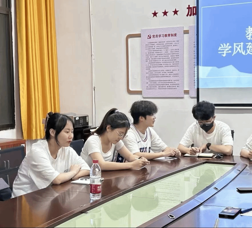 各班委互相交流經(jīng)驗(yàn)