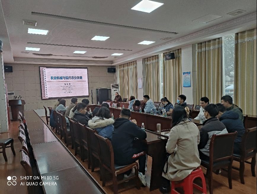 圖三 在農(nóng)友集團(tuán)會議室聽取雙峰縣農(nóng)機(jī)技術(shù)推廣中心郭主任報告