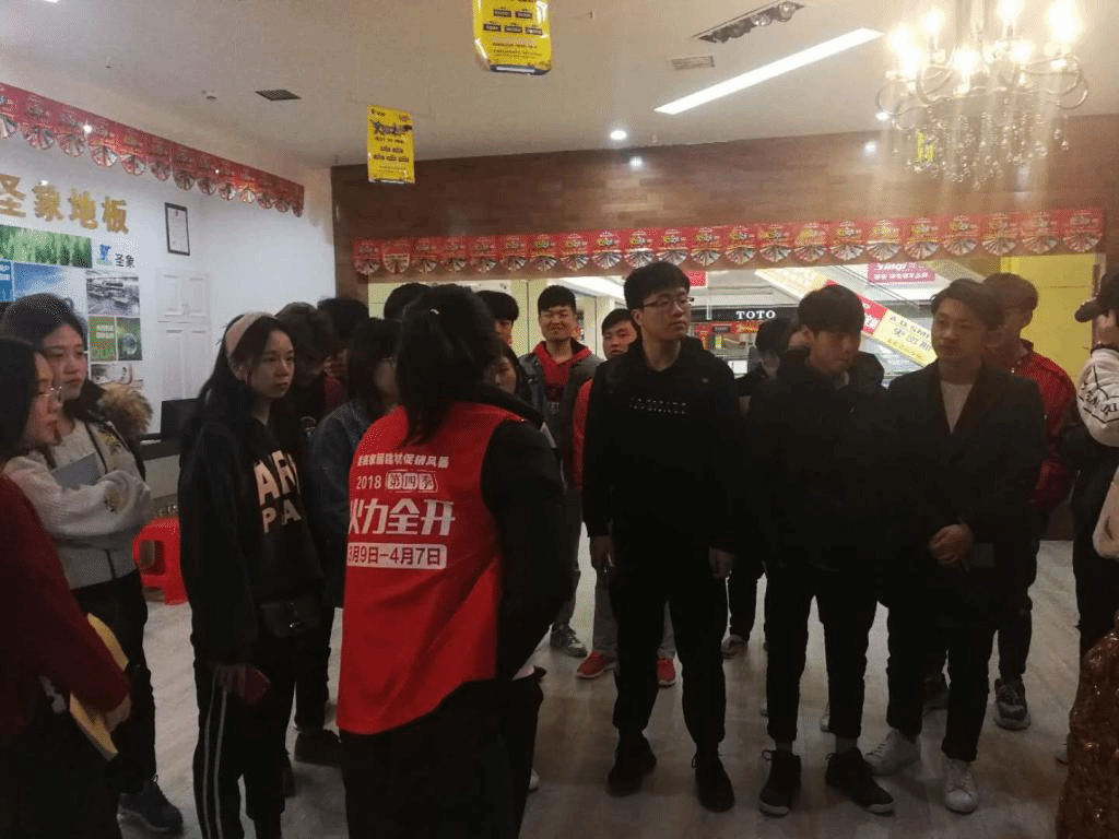 圣象地板工作人員講解地板材料的教學(xué)現(xiàn)場(chǎng)