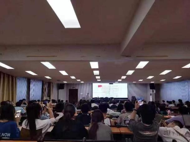 圖四:同學(xué)們認(rèn)真聽取講座