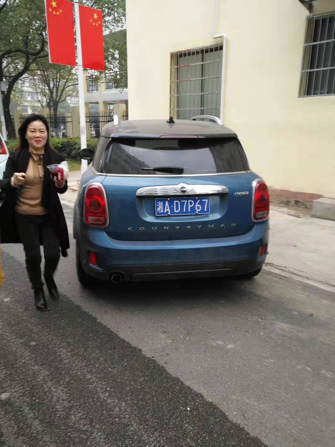 食堂前隨意停車(chē)